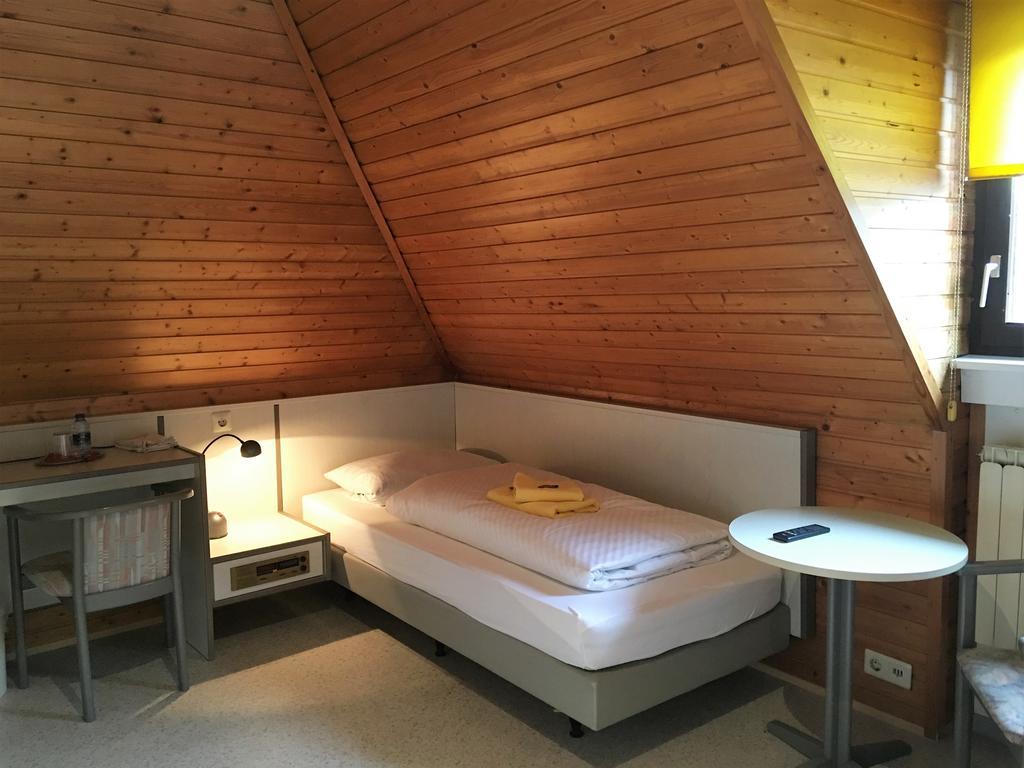 Gaestehaus An Der Rheinbruecke Altlussheim